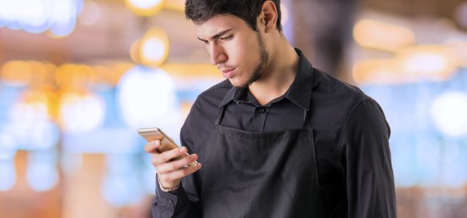Joven, nativo digital y camarero