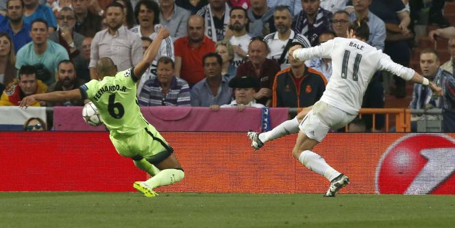 El delantero galés del Real Madrid Gareth Bale dispara a puerta para conseguir el primer gol blanco frente al Manchester City.