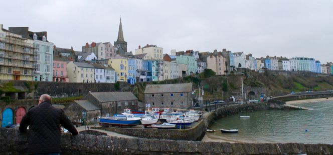 Tenby es un pueblo marinero en Pembrokeshire. Es famoso por su vida nocturna y sus restaurantes de pescado.
