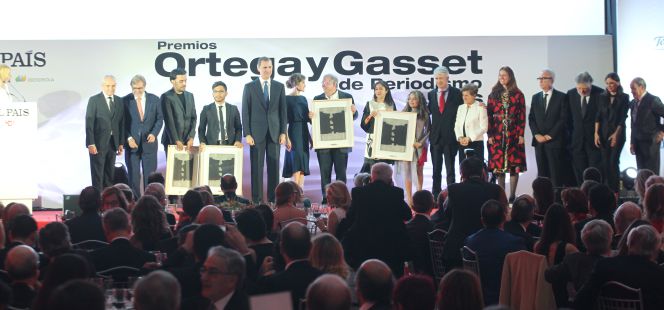 Los Reyes, junto a los premiados y los miembros del jurado, anoche, durante la ceremonia de entrega de los galardones.