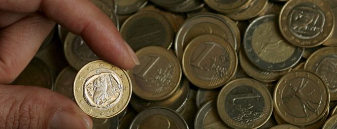 Una persona enseña una moneda de euro. EFEArchivo