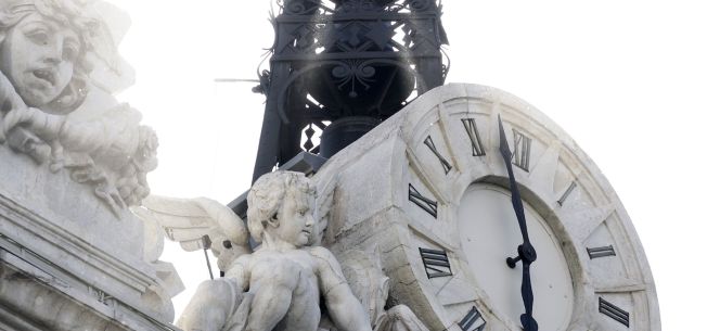 Vista del reloj de piedra y la bola dorada que coronan el edificio de la sede del Banco de España, situado en la madrileña plaza de Cibeles. EFEArchivo