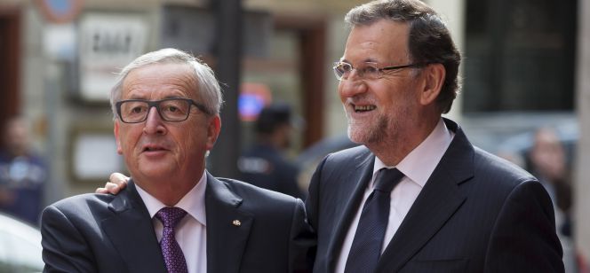 El presidente de la Comisión Europea, Jean-Claude Juncker, (izquierda), con el presdiente del Gobierno español en funciones, Mariano Rajoy.