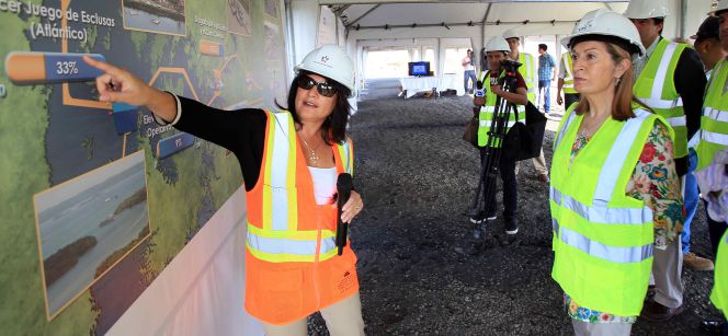Una ingeniera de la Autoridad del Canal de Panamá explica las obras a la ministra de Fomento, Ana Pastor.