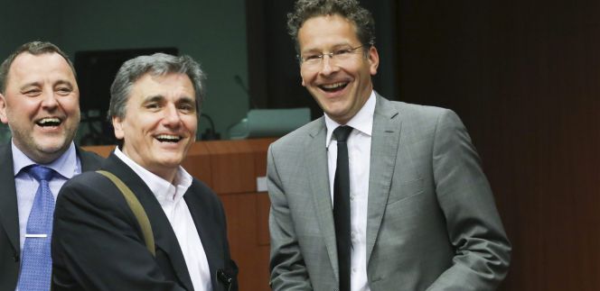 El presidente del Eurogrupo, Jeroen Dijsselbloem (d) saluda al ministro de Finanzas griego Euclides Tsakalotos (i) durante la reunión de los ministros de Economía del Eurogrupo en Bruselas, Bélgica hoy, 9 de mayo de 2016.