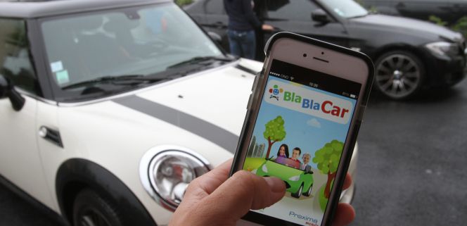 Una persona utiliza la aplicación de BlaBlaCar.
