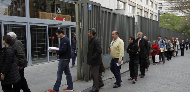 Ciudadanos hacen cola hoy en la oficina de la Agencia Tributaria de Guzmán El Bueno de Madrid.