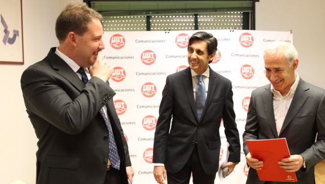 El presidente de Telefónica, José María Álvarez Pallete (centro); el CEO de Orange España, Laurent Paillassot (izquierda); y el de Vodafone España, Antonio Colmbra.