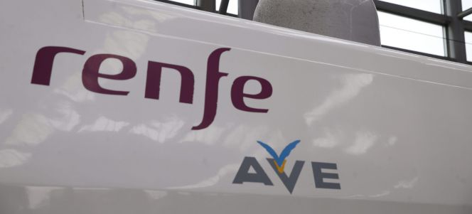 Un AVE de Renfe en la madrileña estación Puerta de Atocha.