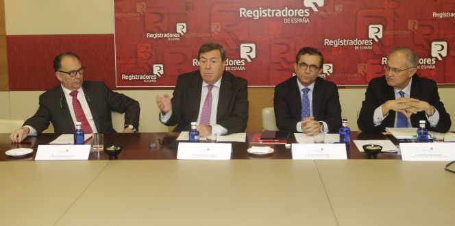 De izquierda a derecha, Manuel Ballesteros, registrador mercantil central; Gonzalo Aguilera, decano-presidente del Colegio de Registradores; Javier Gómez Gálligo, director general de los Registros y del Notariado; y José Miguel Masa, registrador mercantil central y vocal de la Junta de Gobierno del Colegio de Registradores.