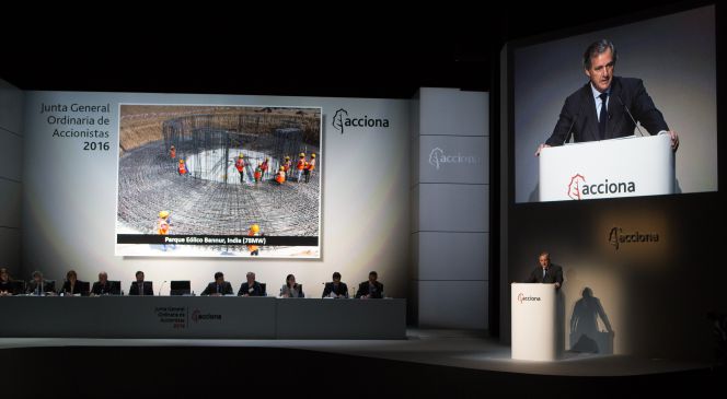 José Manuel Entrecanales, a la izquierda, durante su discurso en la junta de accionistas de Acciona, celebrada el martes 10 de mayo.