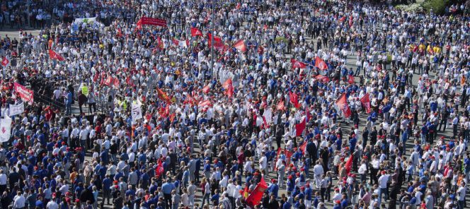 Empleados de Volkswagen se manifiestan en la planta de la compañía en Wolfsburgo (Alemania) hoy, 11 de mayo de 2016. Miles de empleados están en huelga contra un nuevo convenio salarial que afecta a 120.000 empleados.