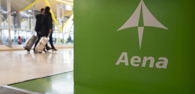 Aena contrata con una empresa de la lista de morosos de Montoro