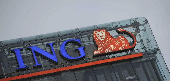Detalle del logotipo de ING en el edificio de la sede del grupo bancario y asegurador holandés en Amsterdam (Holanda).