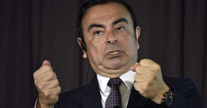 El presidente de Nissan Motor, Carlos Ghosn, responde durante una rueda de prensa conjunta con el presidente de Mitsubishi Motors, Osamu Masuko, celebrada en Tokio, Japón.