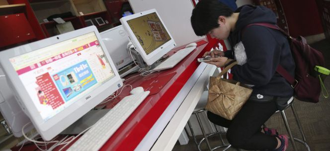Un joven realiza sus compras online en una tienda. EFEArchivo