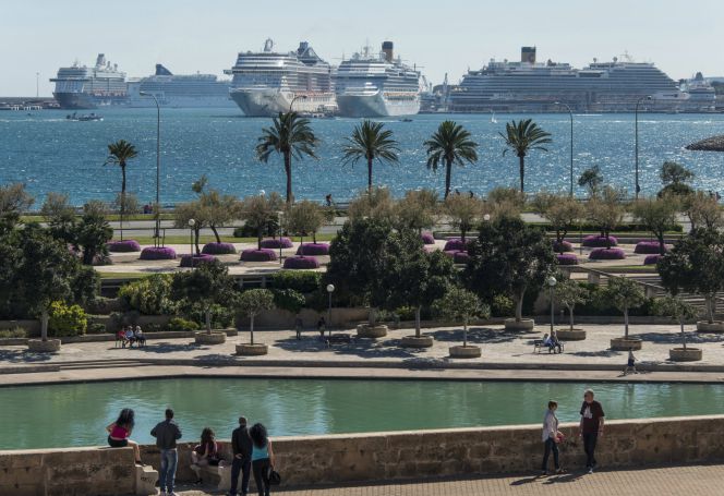 Ocho cruceros llegando al puerto de Palma. EFEArchivo