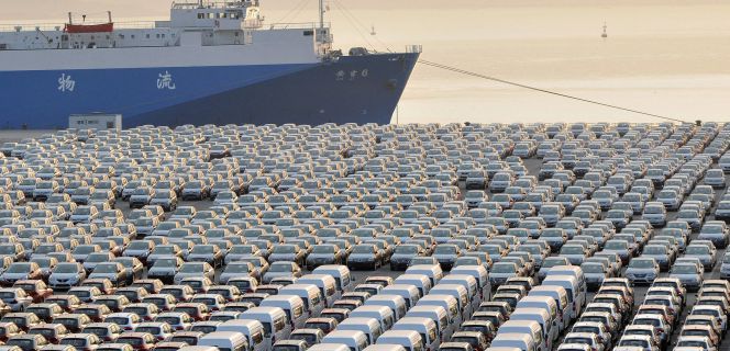 Coches en el puerto preparados para su exportación
