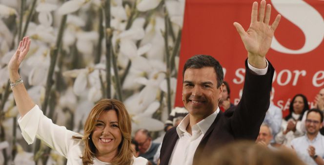El secretario general del PSOE, Pedro Sánchez, junto a la presidenta de Andalucía, Susana Díaz (i), durante su presentación como candidato del partido a la Presidencia del Gobierno, en un acto celebrado hoy en el pabellón Los Rosales de la localidad madrileña de Móstoles. EFEFernando Alvarado