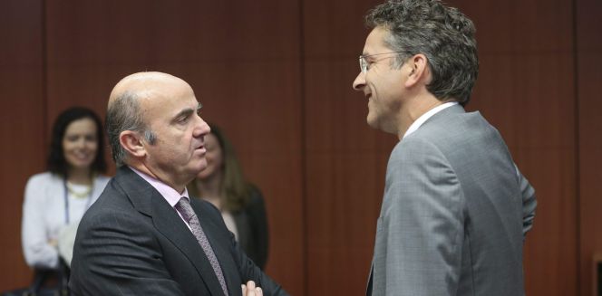 El ministro en funciones de Economía y Competitividad, Luis de Guindos (i) conversa con el presidente del Eurogrupo, Jeroen Dijsselbloem (d) durante la última reunión de los ministros de Economía del Eurogrupo en Bruselas.