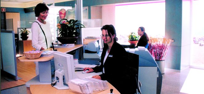 Imagen del interior de una sucursal bancaria.