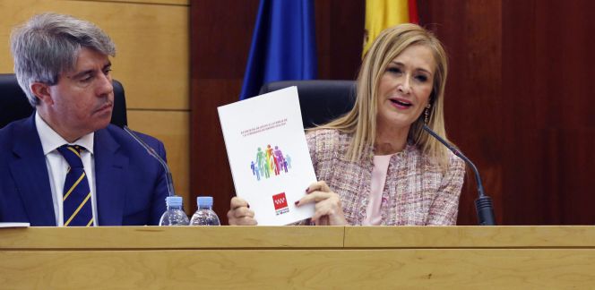Fotografía facilitada por la Comunidad de Masdrid de su presidenta, Cristina Cifuentes durante una reciente reunión del Consejo de Gobierno. EFE