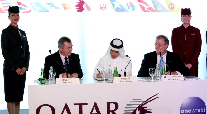 Los consejeros delegados de IAG y Qatar Airways, Willie Walsh y Akbar Al Baker (primero y segundo por la izquierda) durante un acto conjunto en 2013.