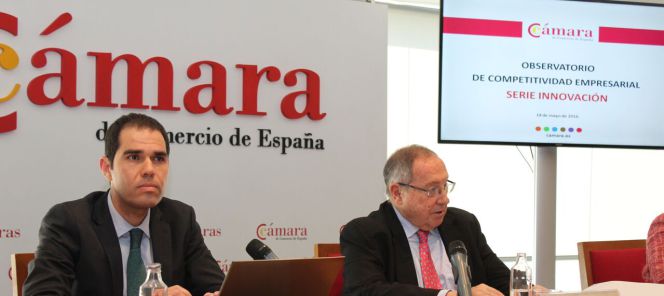 El director del servicio de estudios de la Cámara de Comercio de España, Raúl Minguez, y el presidente de la Cámara, José Luis Bonet.