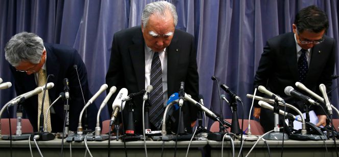 Osamu Suzuki, presidente de Suzuki Motors, pide disculpas tras la rueda de prensa en la que la empresa admite no haber empleado los métodos apropiados para medir el consumo de combustible de algunos modelos.