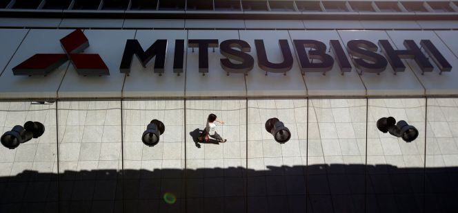 Logo de Mitsubishi Motors en la sede de Tokyo (Japón).