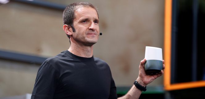 Mario Queiroz, vicepresidente de producto de Google, muestra el altavoz inteligente de la compañía.
