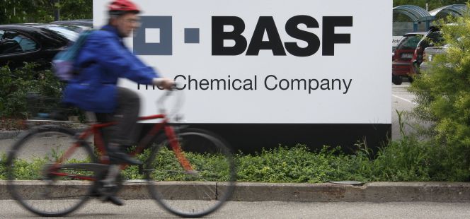 Cartel de BASF en la entrada de sus oficinas.