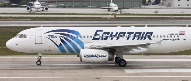 Fotografía de archivo fechada el 24 de abril de 2011 que muestra un avión Airbus A320 de las aerolíneas EgyptAir.