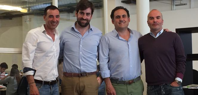 Alfonso Merry del Val y Rafael Garrido, fundadores de eShop Ventures, en el centro de la foto, junto a Miguel Vicente (izquierda) y Gerard Olivé, cofundadores de Antai Venture Builder y de Wallapop.