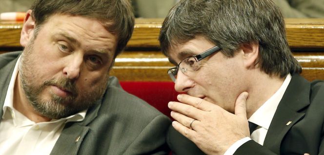 El presidente de la Generalitat, Carles Puigdemont, habla con el vicepresidente, Oriol Junqueras, en el Congreso.