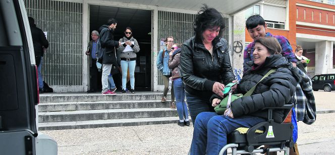 Carmen Bermúdez, profesora de Historia del Arte en la UCM, a su llegada a la facultad en taxi.