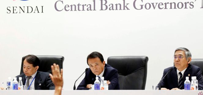 El ministro de Finanzas de Japón, Taro Aso, junto al gobernador del banco central de japón, Haruhiko Kuroda.