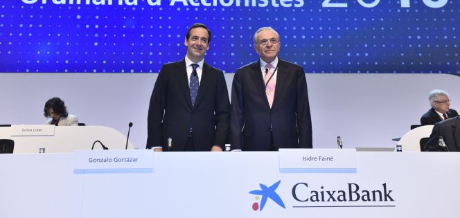 Gonzalo Gortázar, consejero delegado de CaixaBank, e Isidro Fainé, presidente, en la reciente junta de accionistas.