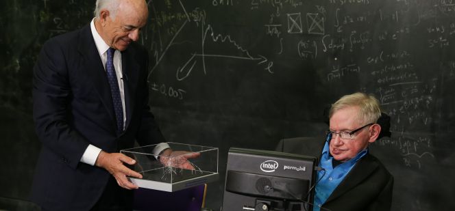 El presidente de la Fundación BBVA, Francisco González, hace entrega del premio Frontera del Conocimiento, al astrofísico británico Stephen Hawking, en la Universidad de Cambridge.