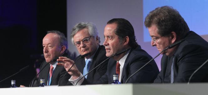 De izquierda a derecha, Roberto Alcántara (Herradura Occidente), Moises Naim, Juan Carlos Escotet (Banesco) y Jaime Gilinsky, del grupo colombiano Gilinski.