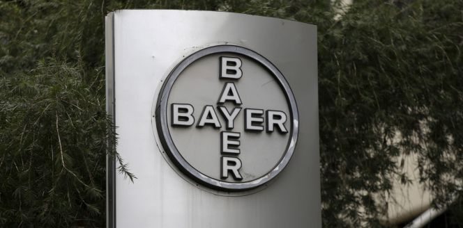 Logo de Bayer en unas instalaciones del gigante químico y farmacéutico.