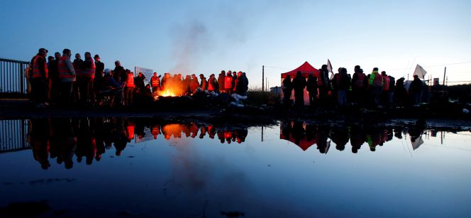 Protestas de los trabajadores de una refinería en Francia contra la reforma laboral.