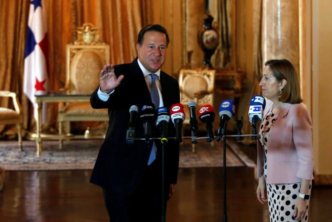 El presidente de Panamá, Juan Carlos Varela, con la ministra española de Fomento, Ana Pastor, en Ciudad de Panamá.