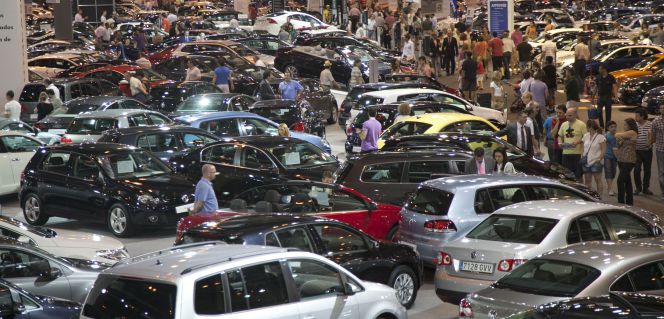 Vehículos en una feria de ocasión.