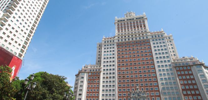 Edificio España junto a la Torre de Madrid (a la izquierda).