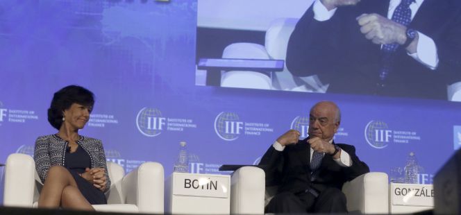 El presidente del BBVA, Francisco González (d), junto a la presidenta del Banco de Santander, Ana Patricia Botín (i), durante su intervención en la reunión de primavera del Institute of International Finance (IIF).