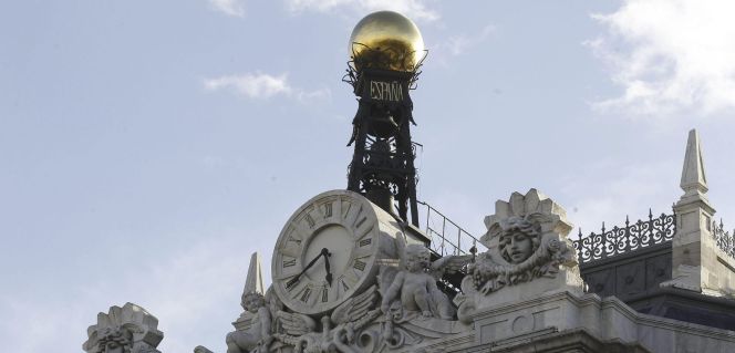 Reloj en la fachada de la sede del Banco de España, en la Plaza de Cibeles en Madrid.