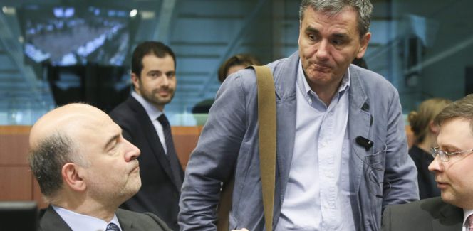 El comisario de Asuntos Económicos, Pierre Moscovici (i), conversa con el ministro giego de Finanzas, Euclides Tsakalotos (c) y el vicepresidente de la CE para el Euro, Valdis Dombrovskis (d) durante la última reunión del Eurogrupo celebrada en Bruselas.