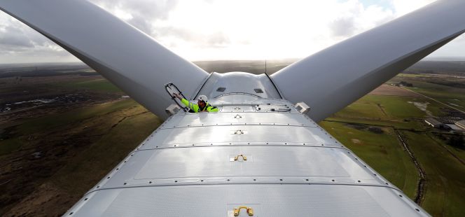 Un operario cierra la trampilla del aerogenerador V164 de Vestas en abril de este año. Este modelo, uno de los más grandes del mundo, se está probando en tierra desde 2014 para testarlo antes de ser transportado a alta mar.