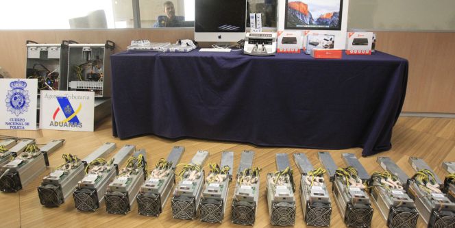 Material intervenido en la operación conjunta de la Policía Nacional con la Agencia Tributaria, en centros de "minería" de bitcoin.